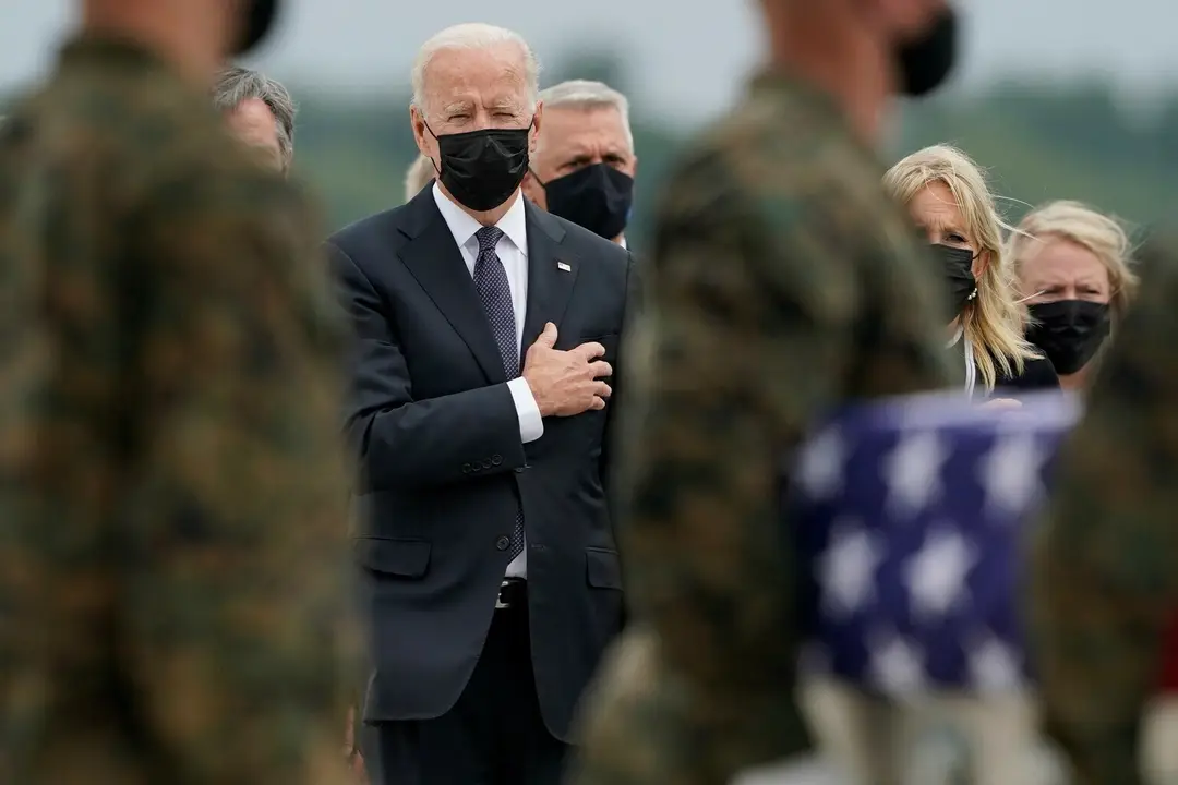 Joe Biden s manželkou vzdávajú hold vojakom zabitým v Kábule.