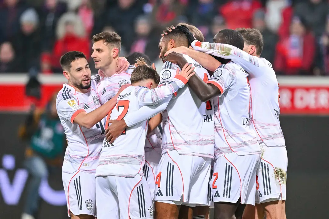 Futbalisti Bayernu Mníchov oslavujú gól.