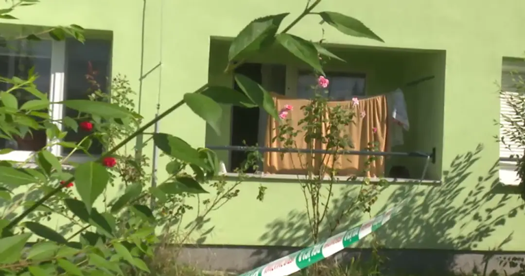 Na snímke bytový dom v Poltári, v ktorom žena bodla muža.