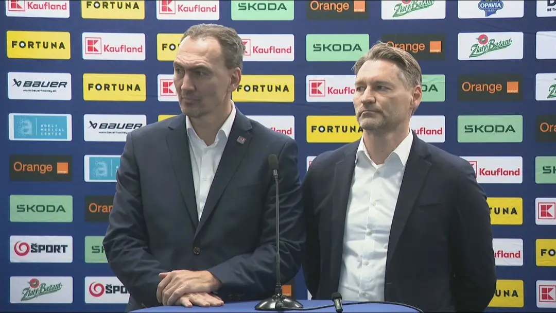 Miroslav Šatan a Vladimír Országh počas tlačovej konferencie.