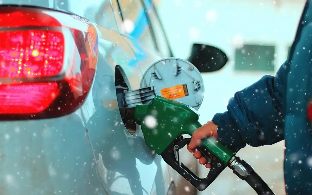 Muž tankuje benzín na pumpe 
