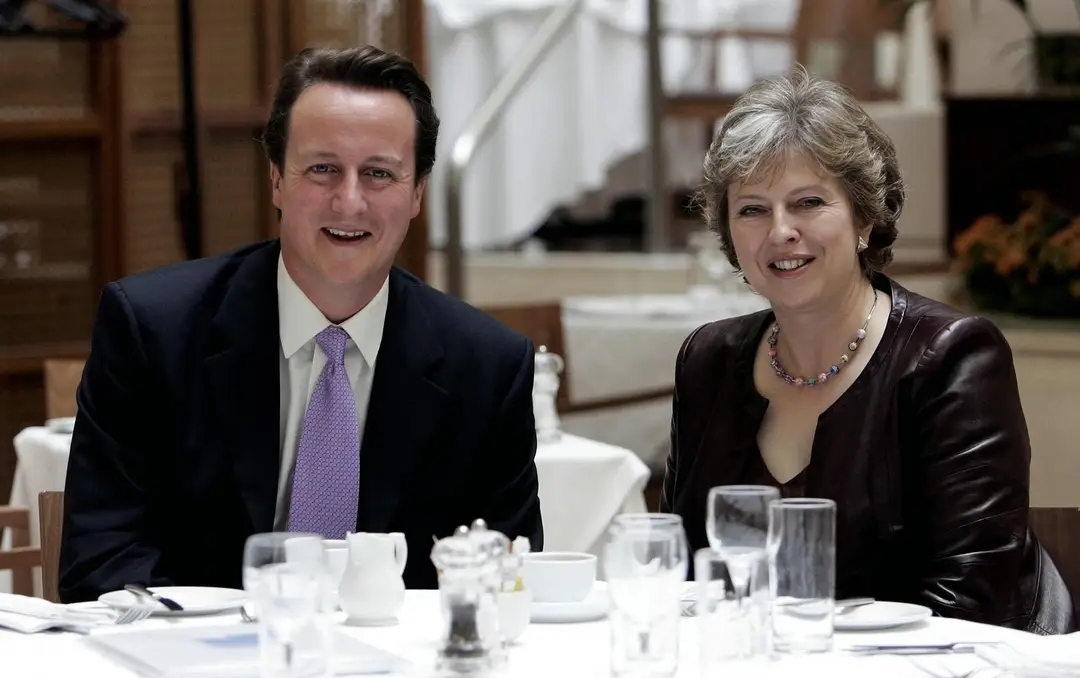 David Cameron a Theresa Mayová.