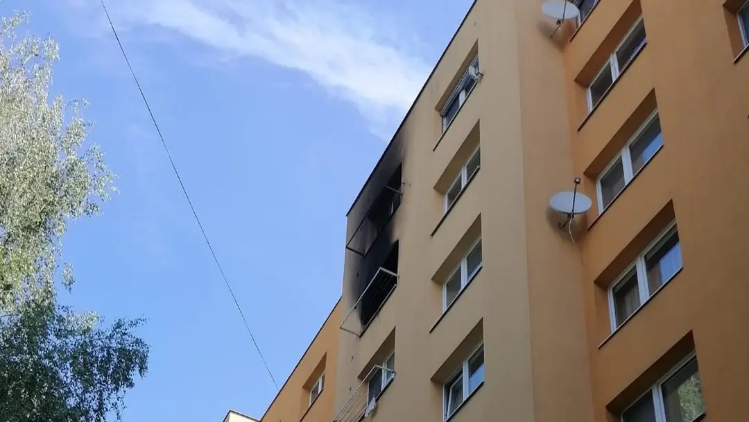 FOTO: Dramatické ráno v Žiline. Požiar na sídlisku Vlčince úplne zničil byt