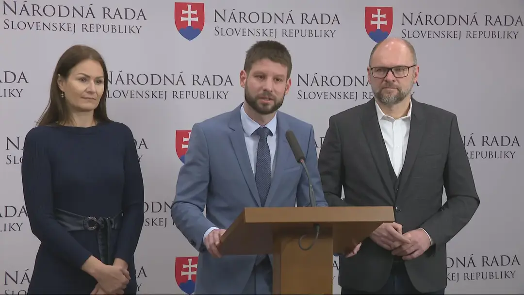 Michal Šimečka (v strede).