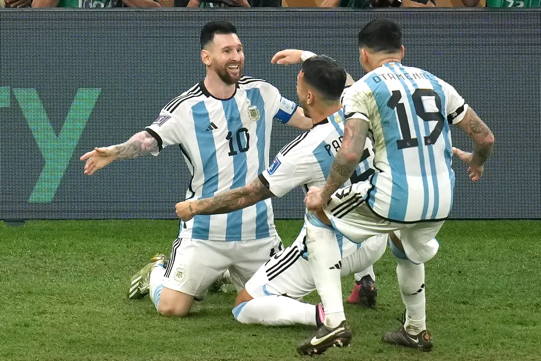Messi so spoluhráčmi po góle na 3:2