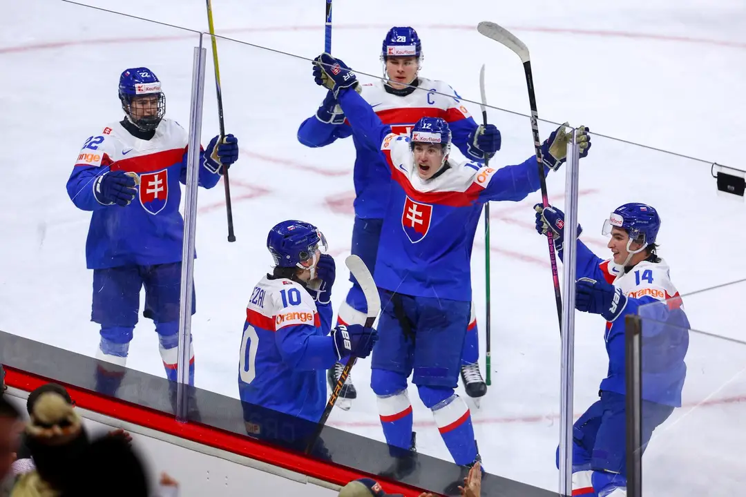 Slovenskí reprezentanti do 20 rokov oslavujú gól