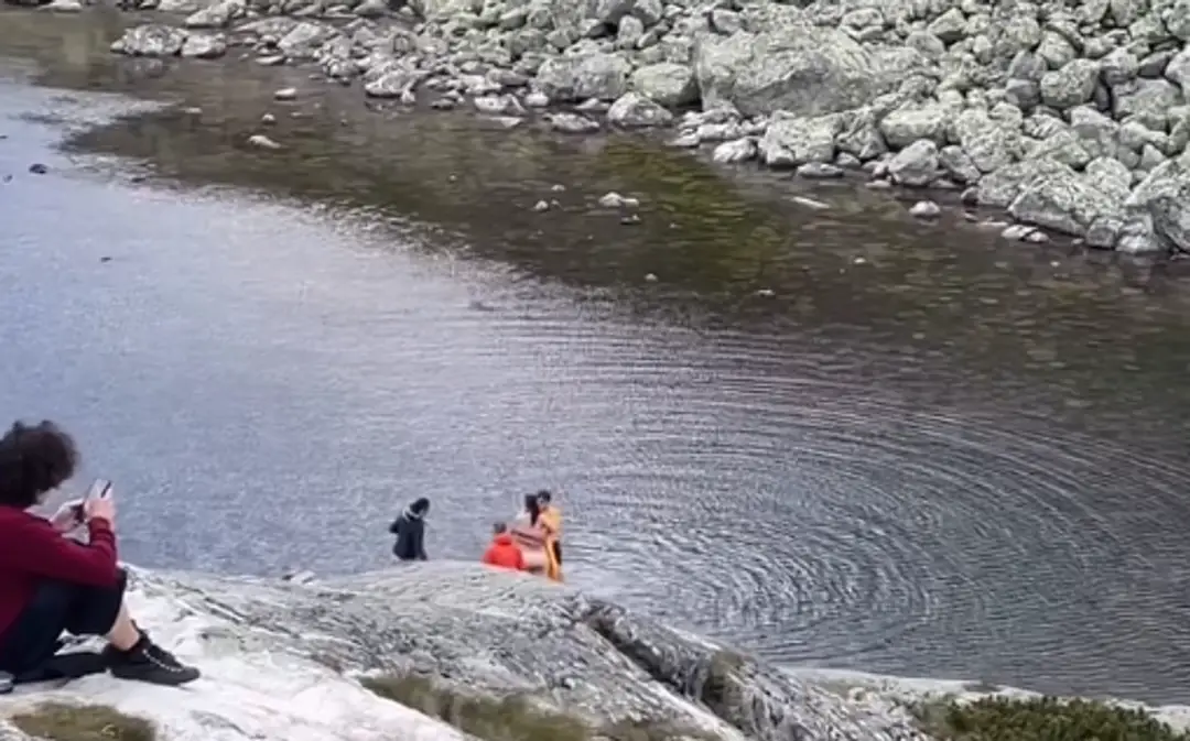 Rakúski turisti sa kúpu v plese.