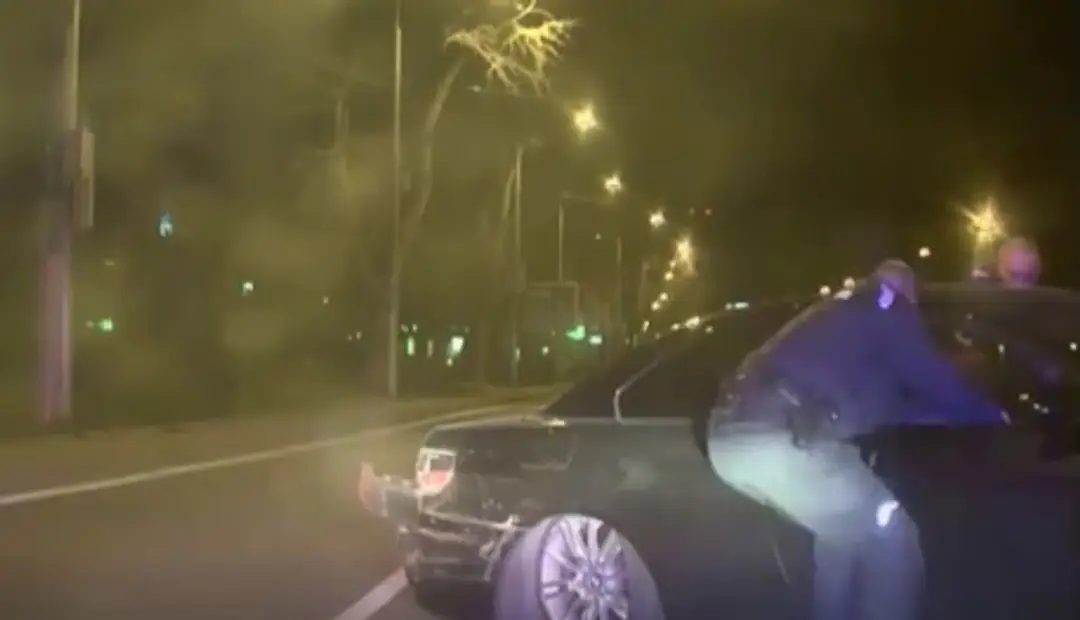 Vodičku vytiahli policajti z auta.