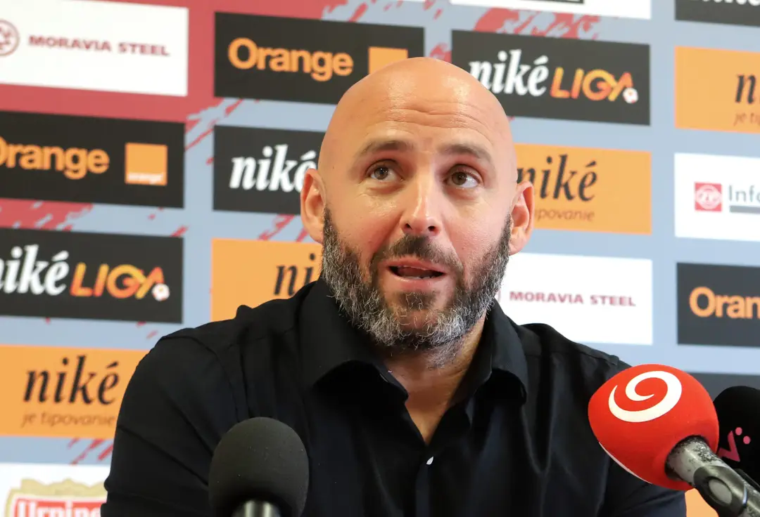 Generálny manažér FK Železiarne Podbrezová Miroslav Poliaček odpovedá na otázky novinárov počas tlačovej konferencie pred štartom nového ročníka futbalovej Niké ligy