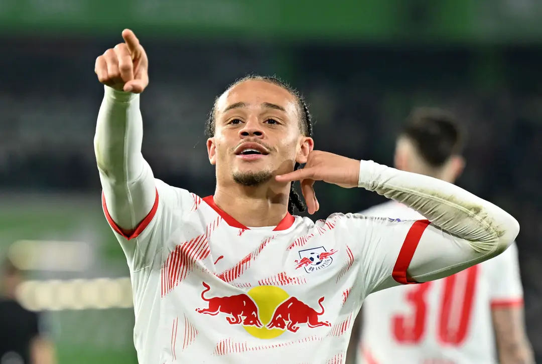 Futbalista Lipska Xavi Simons sa teší z gólu.