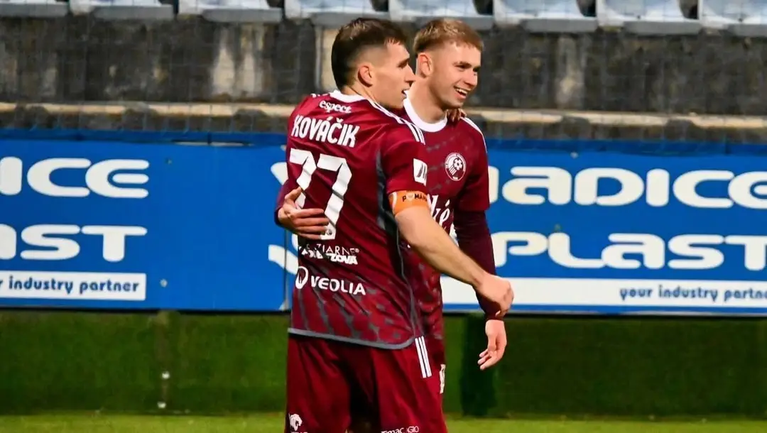 Peter Kováčik (vľavo) a Roland Galčík oslavujú gólovú akciu Podbrezovej.