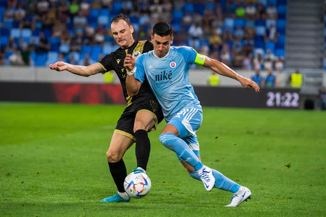 Zľava Nemanja Bilbija (Mostar) a Vernon De Marco (Slovan) v odvete play off Európskej konferenčnej ligy.
