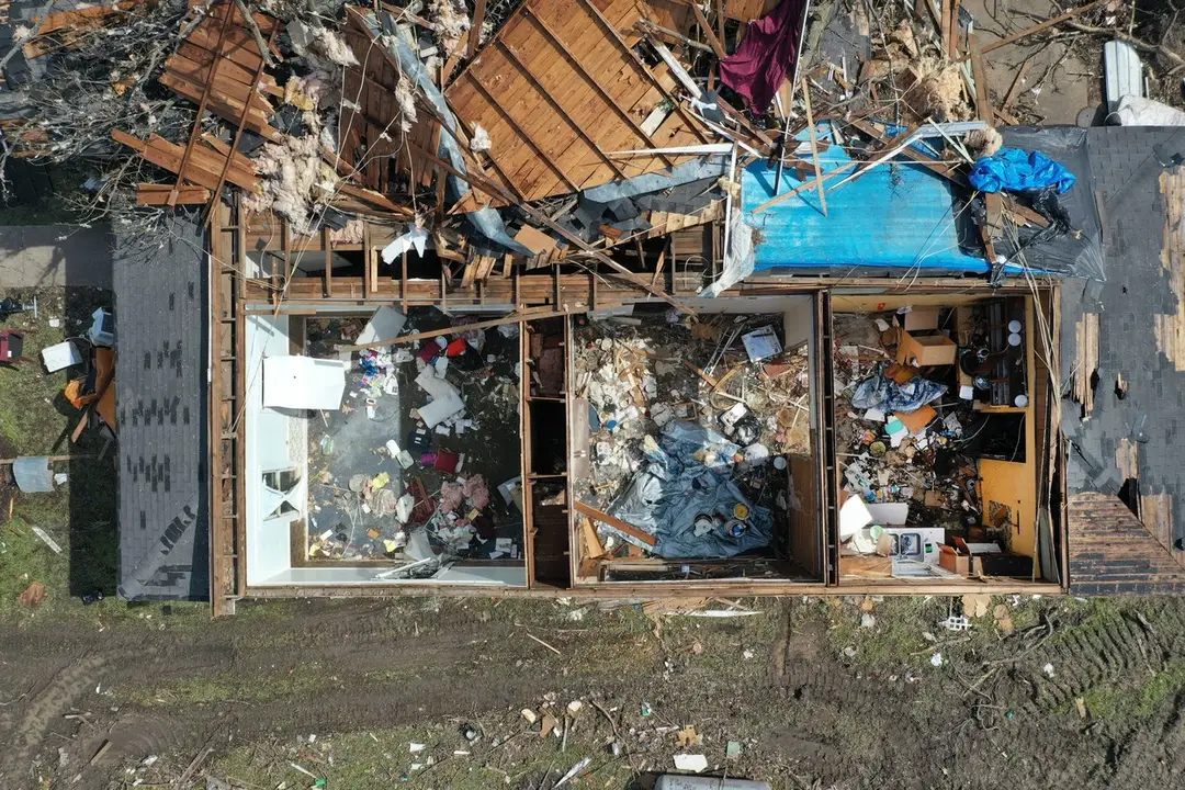 Zničený dom po tornáde v Mississippi.