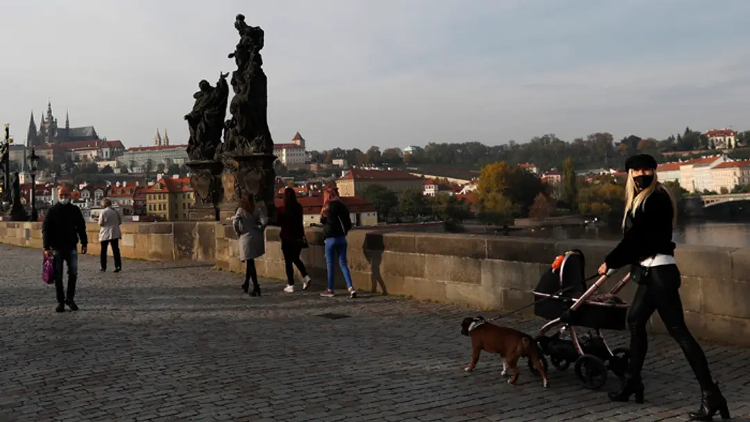 Zdravotná sestra drží za ruku pacienta s ochorením COVID-19 na oddelení JIS.