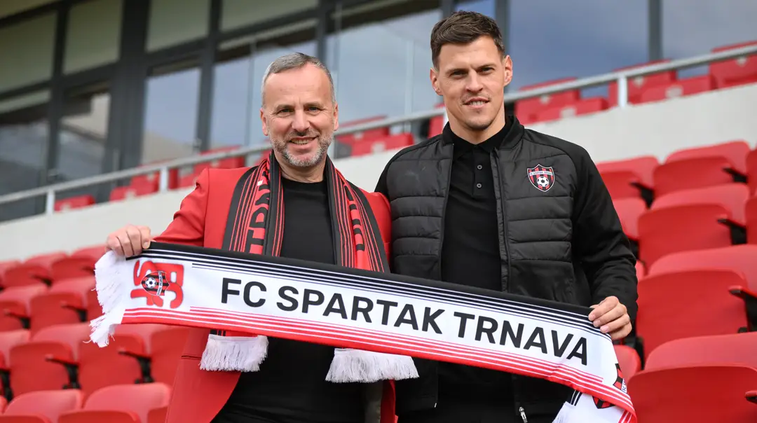 Martin Škrtel (vpravo) pózuje s prezidentom Spartaka Petrom Machom. 