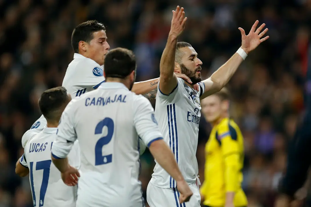 Karim Benzema (vpravo) z Realu Madrid jasá po góle do siete Dortmundu v dueli LM.