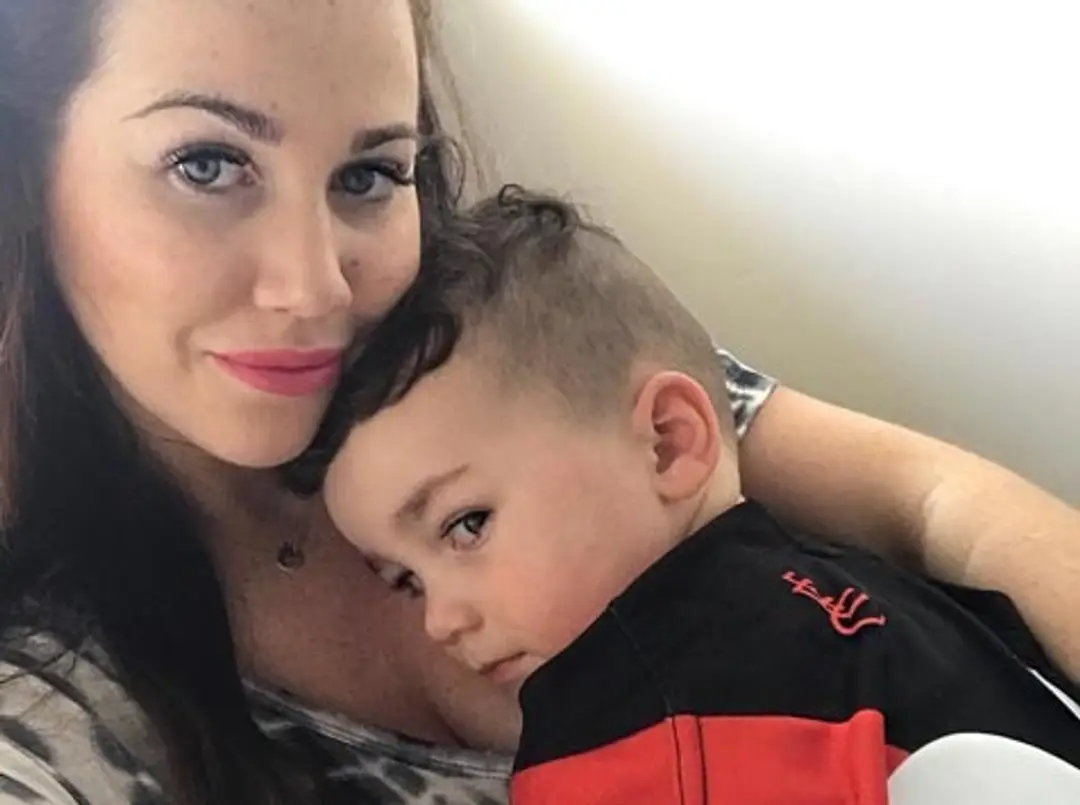 Klasická pekná fotka matky so synom. Ľudí ale šokovalo, o čo na nej vskutočnosti ide