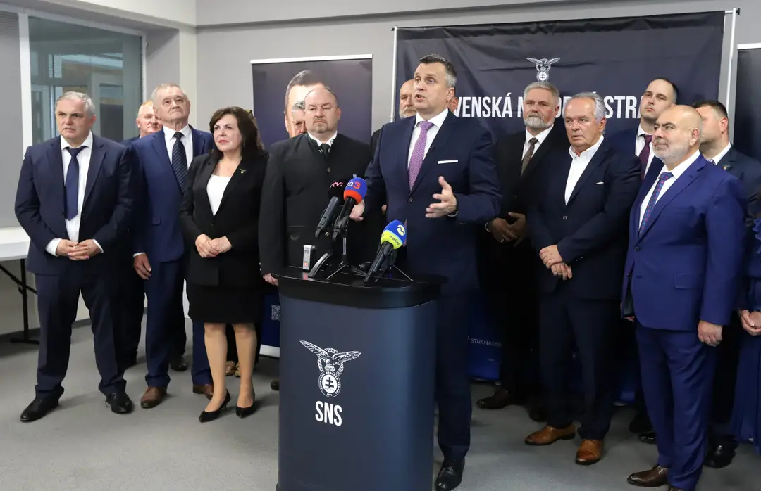 Zástupcovia strany SNS. 