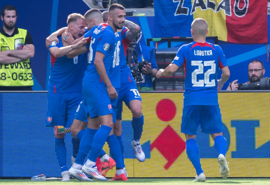 Slováci sa radujú z gólu počas zápasu s Rumunskom na ME 2024.