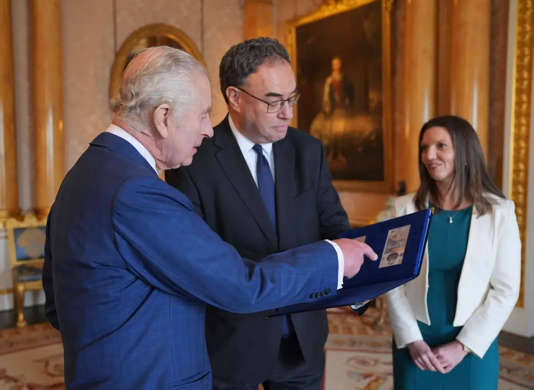 Britský kráľ si prezrel prvé bankovky so svojím portrétom