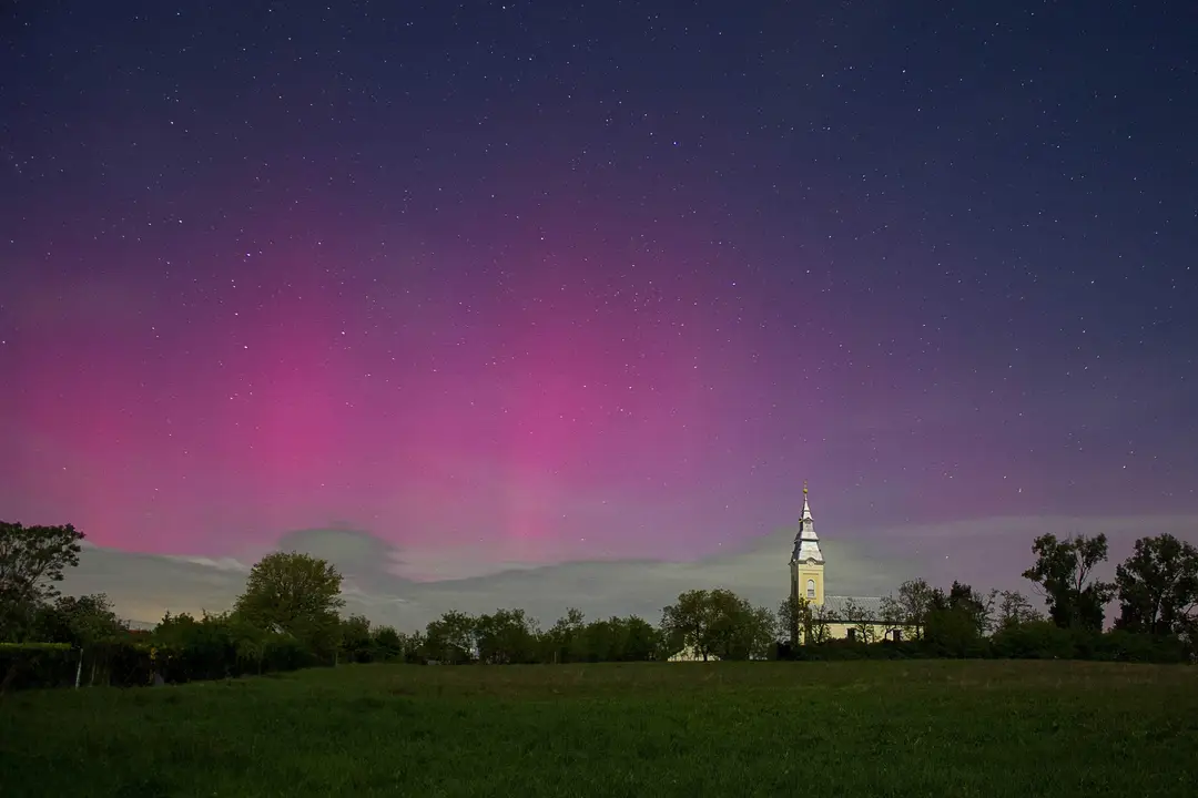 Polárna žiara nad obcou Leles