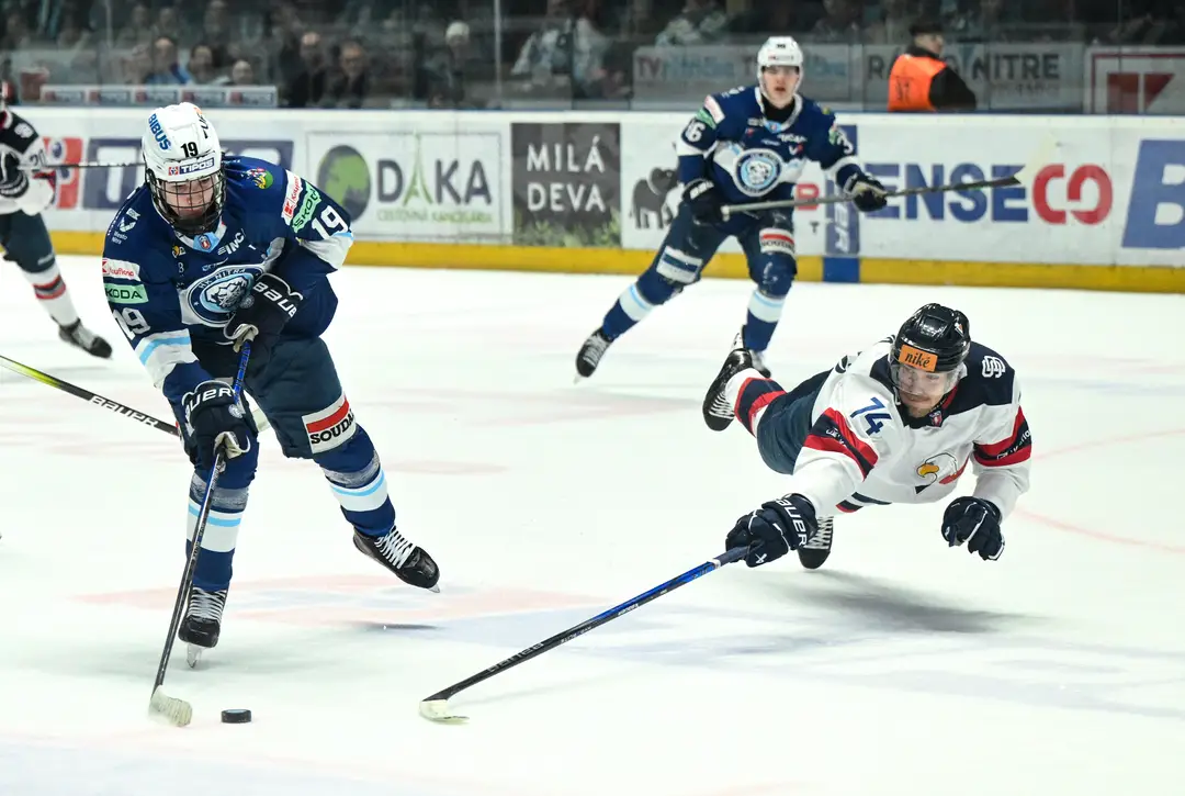 Na snímke zľava Tomáš Chrenko (Nitra) a Boris Brincko (Slovan).