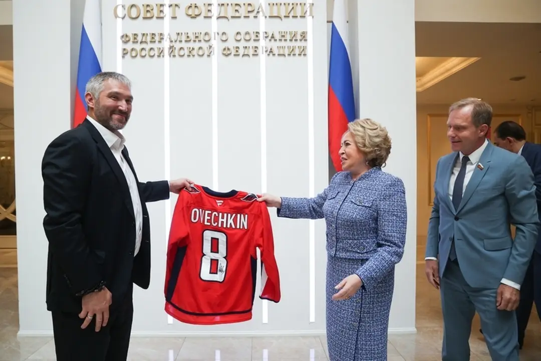 Ovečkin po sezóne pózuje s politikmi Putinovho režimu