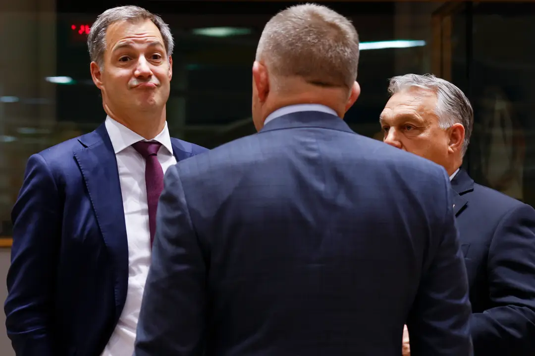 Robert Fico (chrbtom), maďarský premiér Viktor Orbán (vpravo) a belgický premiér Alexander De Croo (vľavo) diskutujú počas summitu lídrov EÚ.