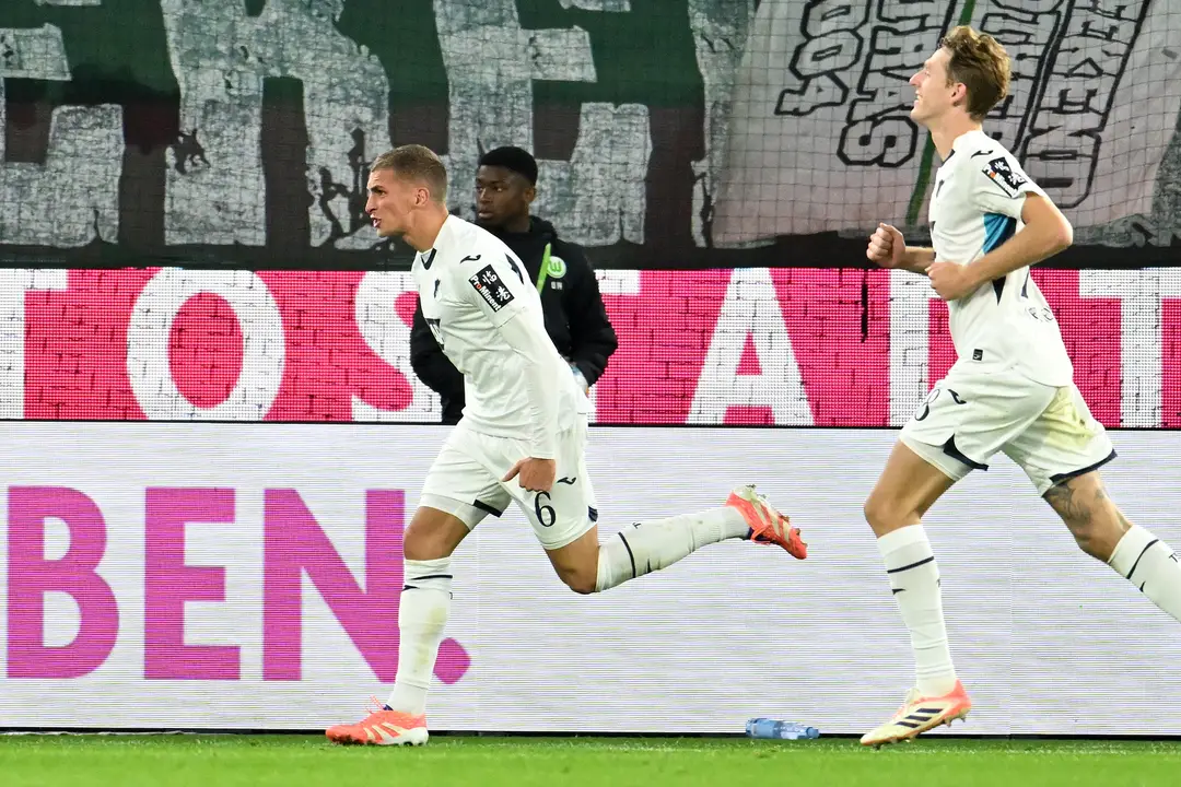 Hráč Grischa Prömel (vľavo) z Hoffenheimu sa raduje z gólu.