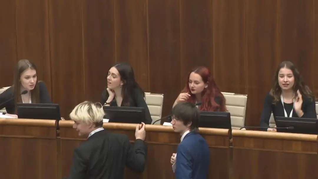Do parlamentu prišli študenti. 