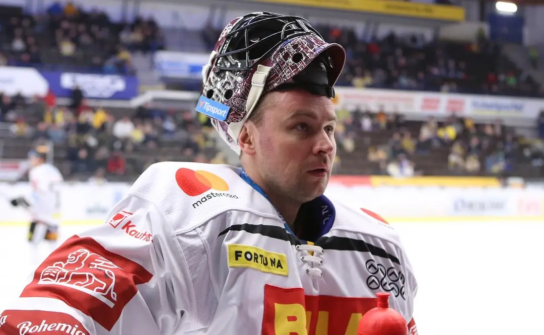 Na archívnej snímke z roku 2022 Július Hudáček v drese HC Sparta Praha.