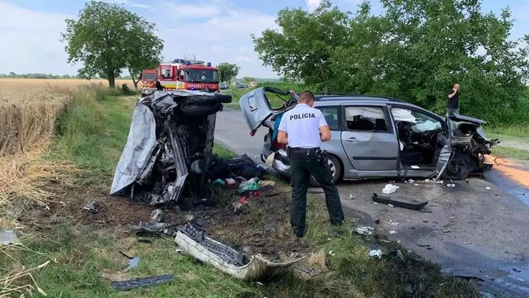 Rozbité auto po čelnej zrážke v okrese Dunajská Streda.