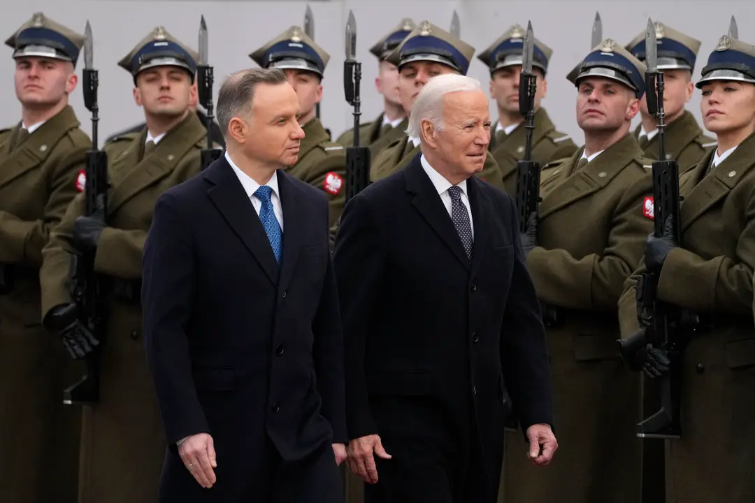 Poľský prezident Andrzej Duda (vľavo) kráča s americkým prezidentom Joeom Bidenom počas prehliadky čestnej stráže pred ich stretnutím v prezidentskom paláci vo Varšave.