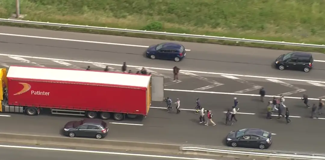 Imigranti sa snažia dostať do kamióna.