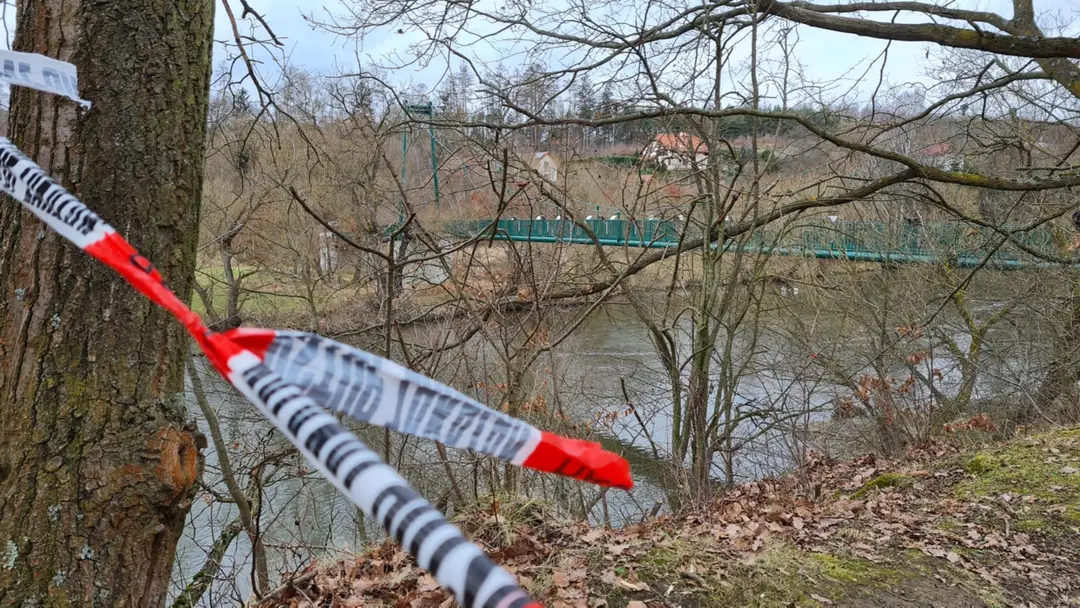 V Čechách vyšetrujú záhadnú smrť muža, telo našli v rieke bez hlavy.