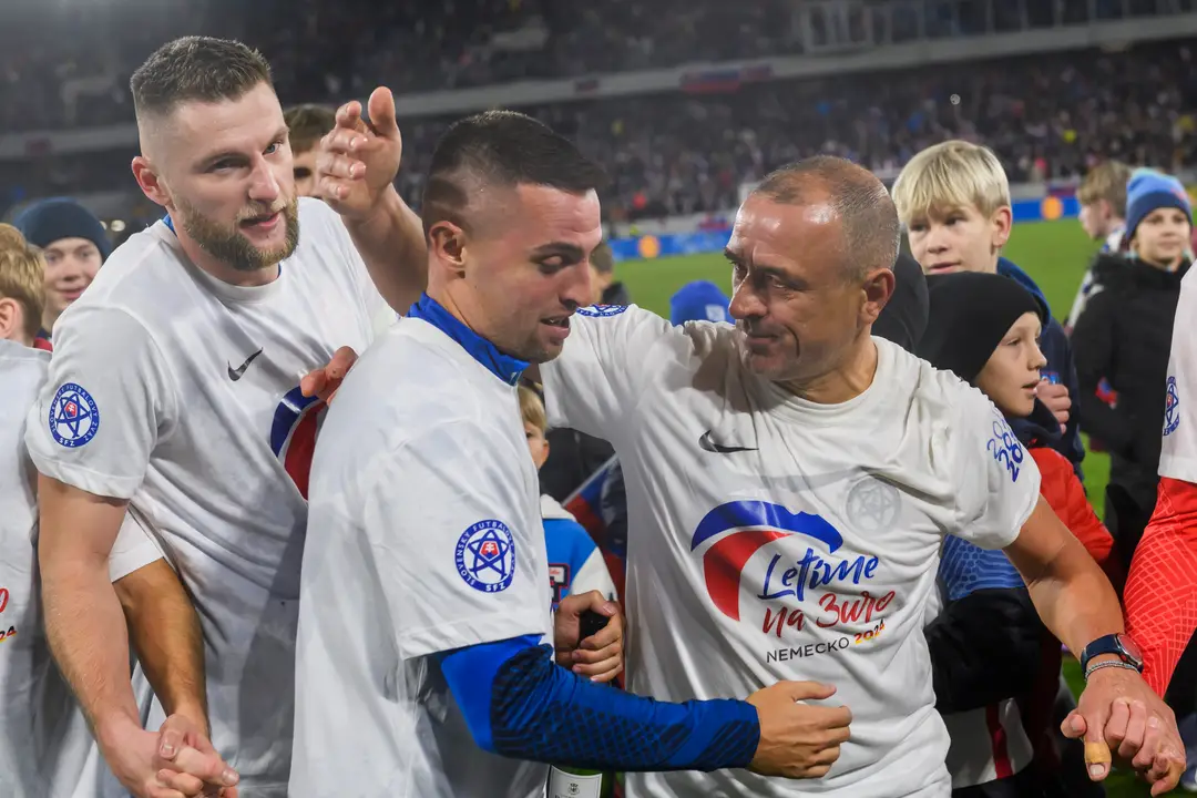 Sprava tréner Francesco Calzona, Róbert Mak a Milan Škriniar oslavujú postup na ME 2024 po zápase s Islandom.