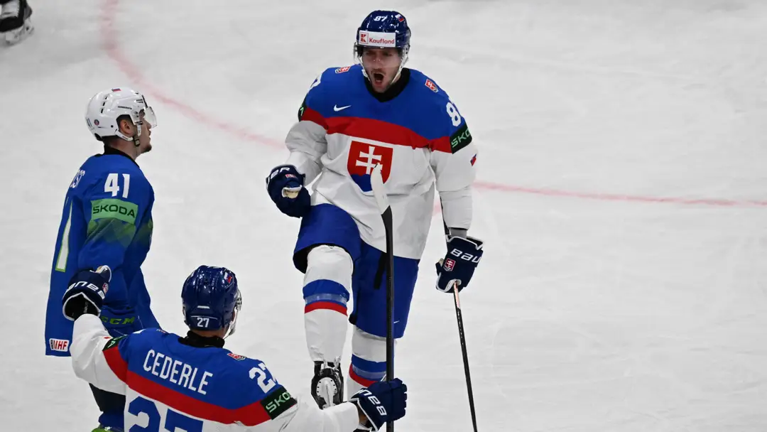 Pavol Regenda oslavuje gól do siete Slovinska.