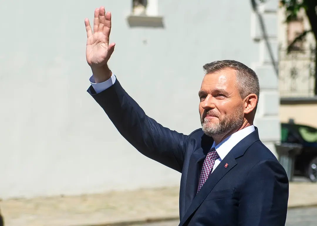 Peter Pellegrini pozdravuje ľudí pri odchode z Dómu svätého Martina.