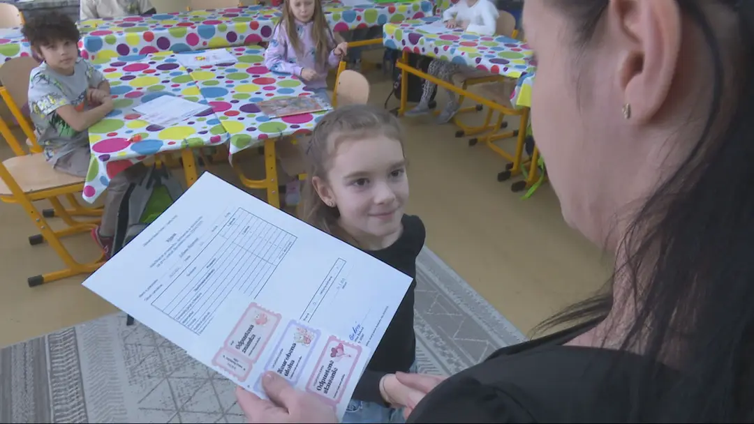 Tieto deti dostávajú vysvedčenie v papierovej podobe.