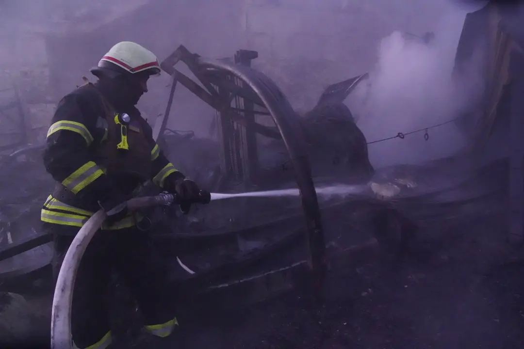 Hasiči hasia požiar po útoku ruskej armády na mesto Charkov na východe Ukrajiny.