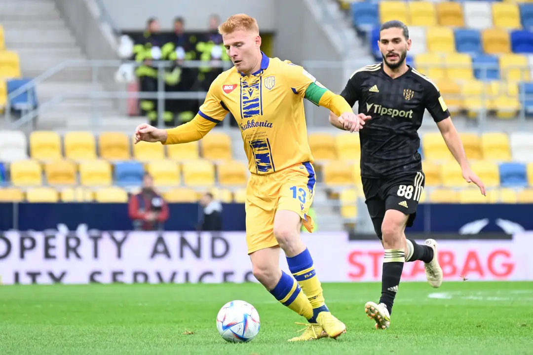 Sprava hráč Trnavy Kyriakos Savvidis a kapitán DAC-u Zsolt Kalmár bojujú o loptu počas zápasu 17. kola Fortuna ligy.