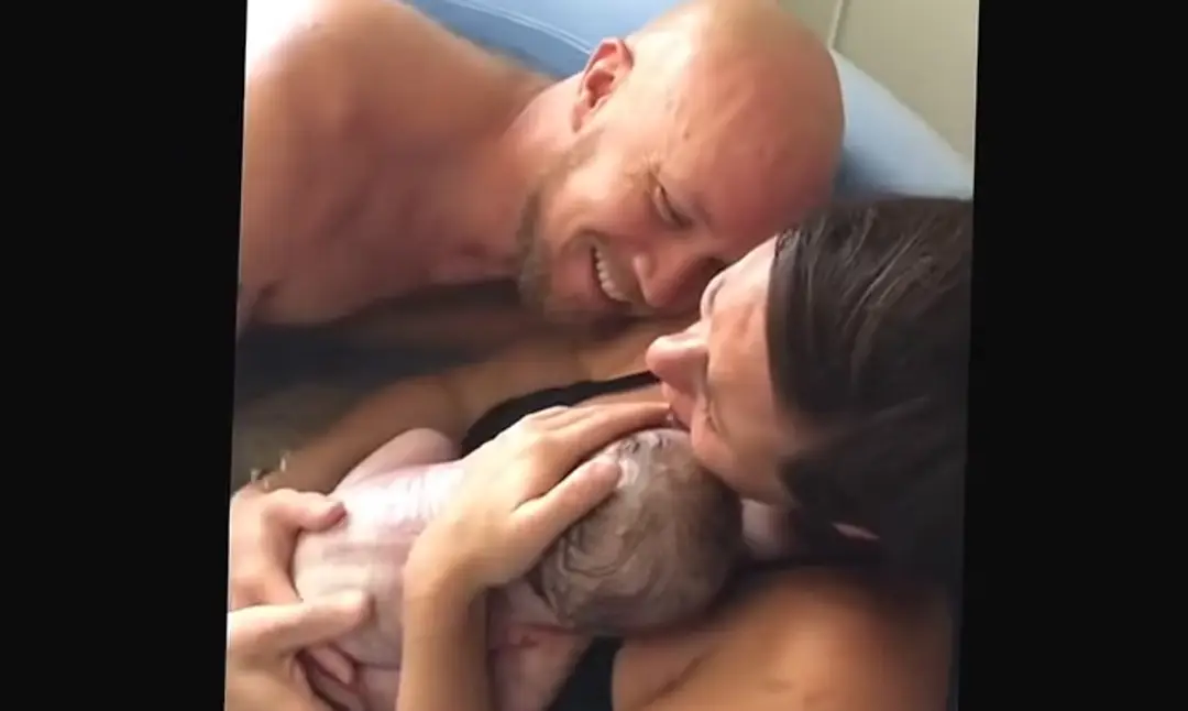 Synčeka porodila na jedno potlačenie. Všetko zachytili na video