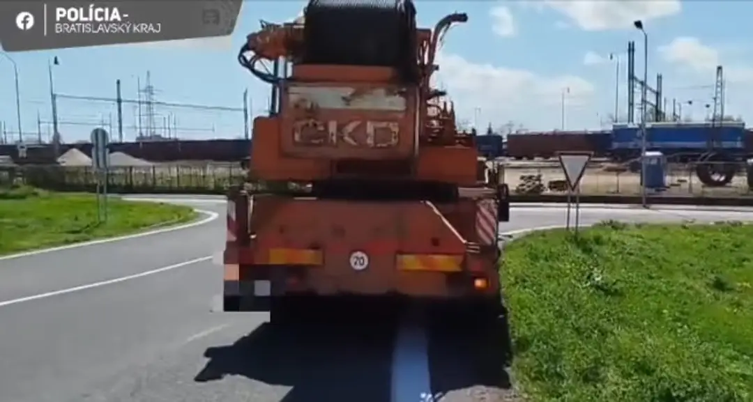 Vodič so žeriavom na diaľnici.