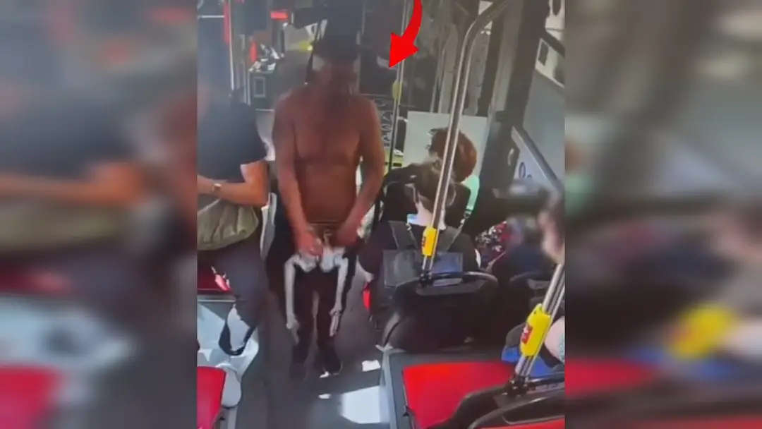 Muž sa vulgárne správal v autobuse