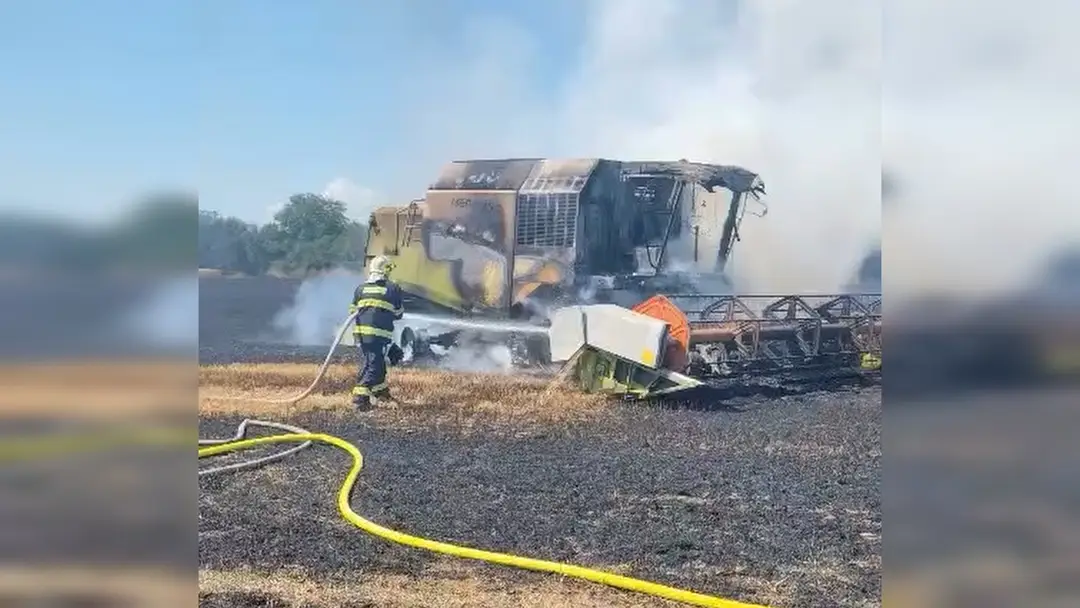 Hasiči zasahujú pri požiari na poli s obilím