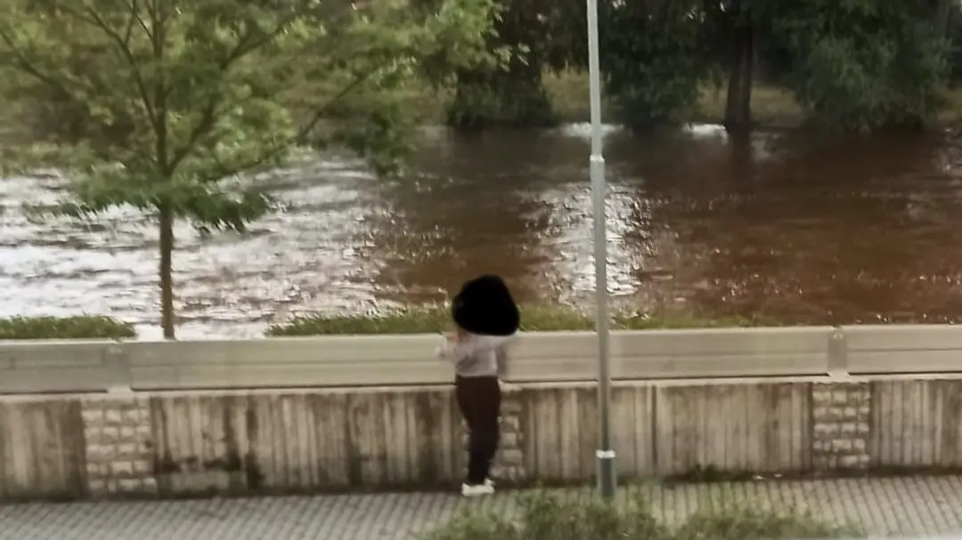 Školáčky v Písku rozmontovávali protipovodňové zábrany. 