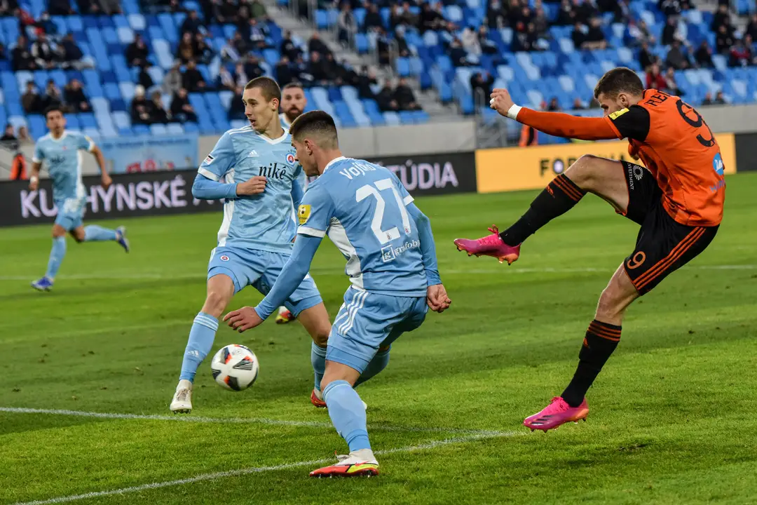Zľava Matúš Vojtko zo Slovana Bratislava) a Martin Regáli (MFK Ružomberok) v dueli Fortuna ligy.