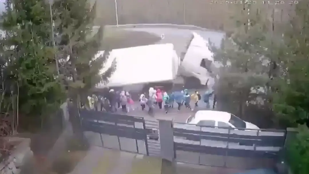 V Námestove sa prevrátil kamión.