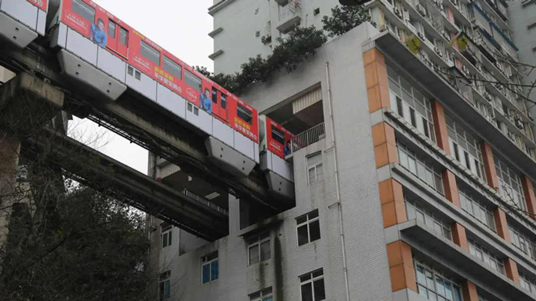 Železničnú trať v meste Chongqing vybudovali v rezidenčnom dome.
