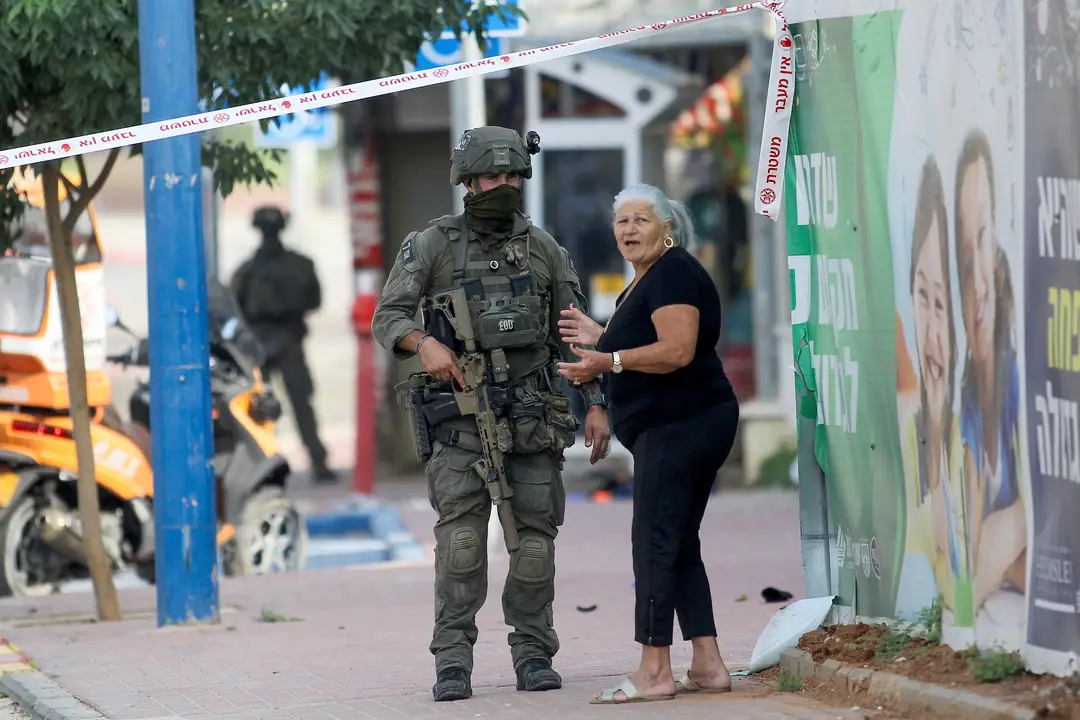 Izraelskí vojaci hliadkujú pred policajnou stanicou, ktorej sa v sobotu zmocnili militanti Hamasu.